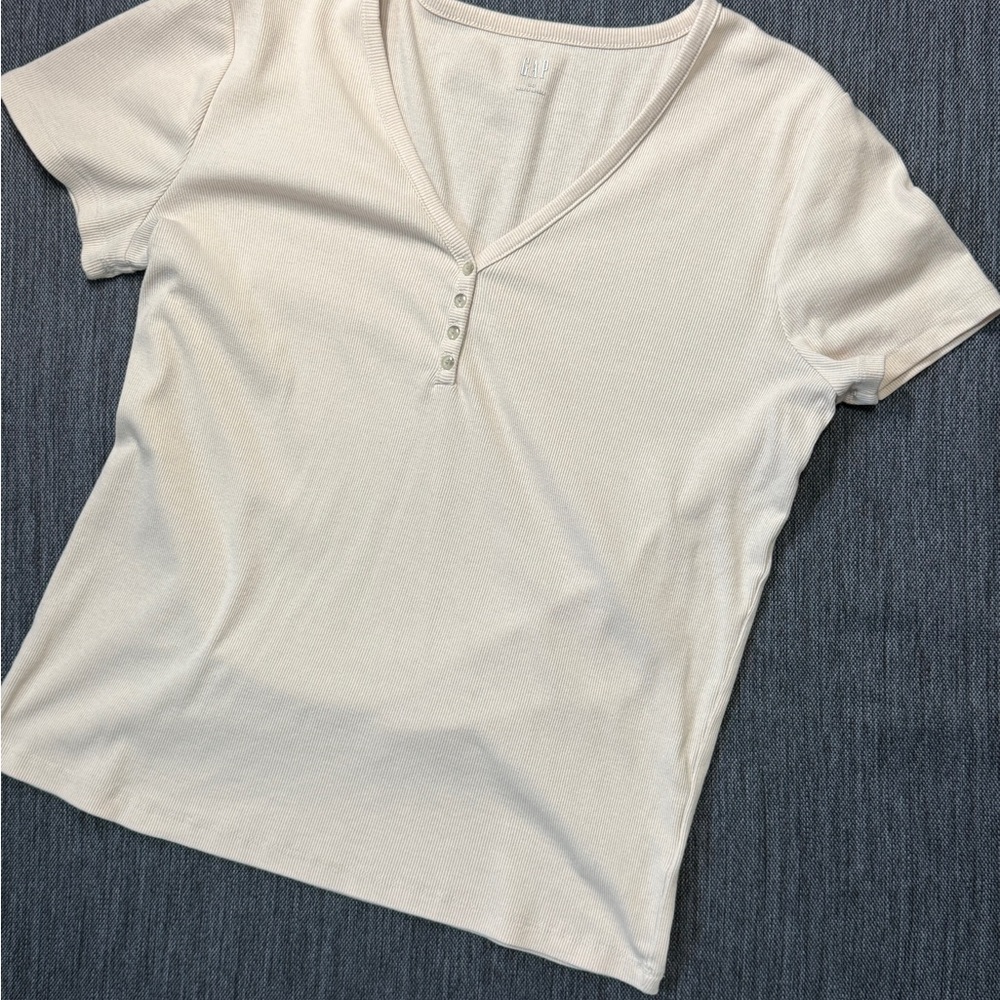 GAP Short Sleeve V-Neck Henley Top in Off-White